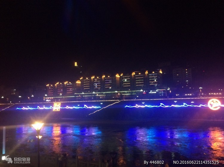 沿河乌江夜景